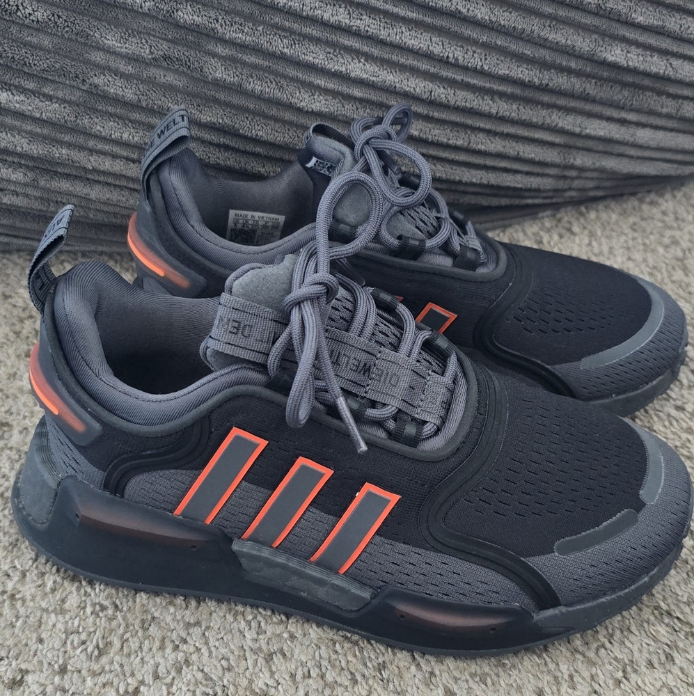 Adidas NMD V3 Sneakers Big Kids Size 5